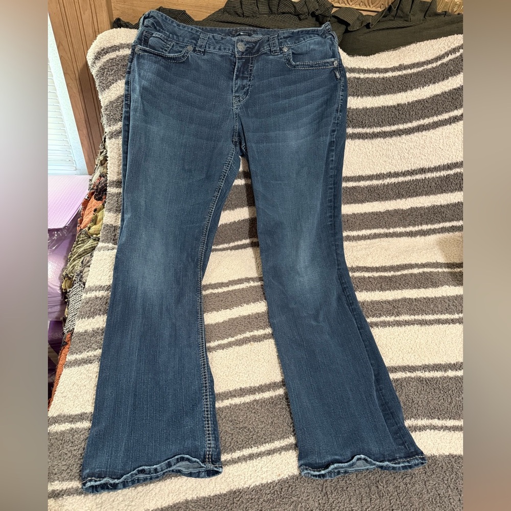 EUC WOMENS SILVER JEANS CO.SUKI MID SLIM BOOT
SIZE:18/L33